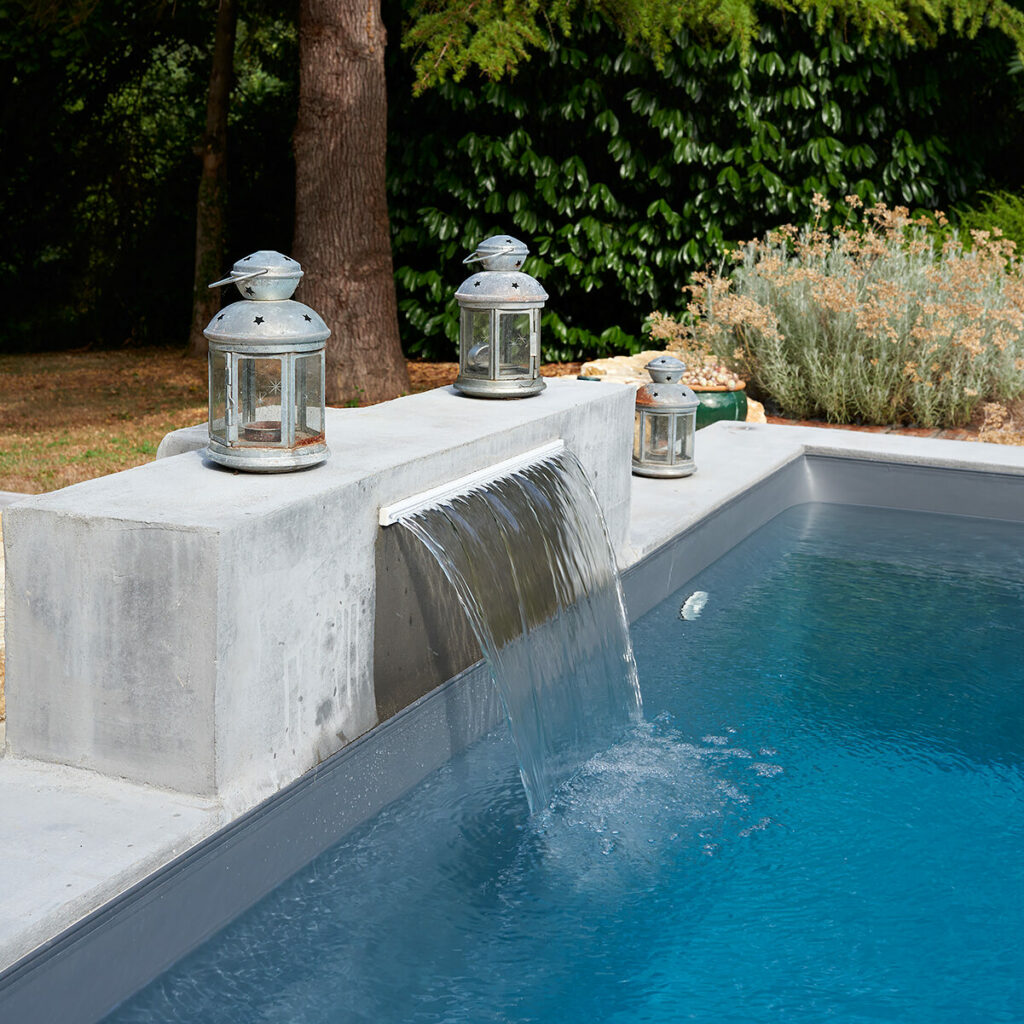 Des cascades et jeux d’eau pour sublimer votre piscine
