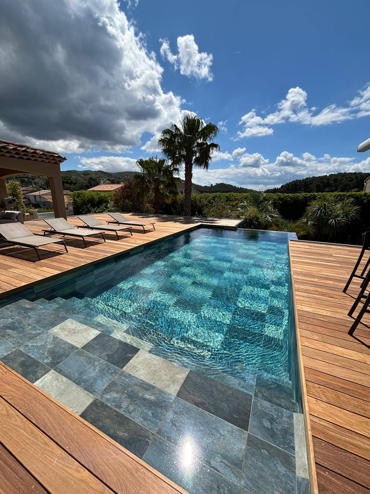 Redonnez vie à votre piscine ancienne avec une rénovation complète