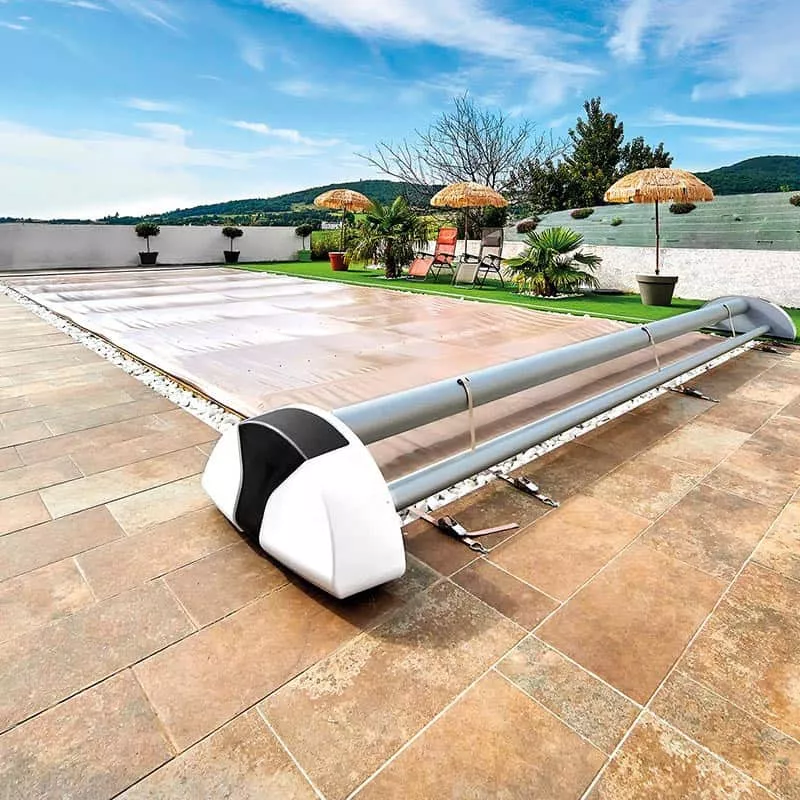 Pourquoi installer une bâche à barres piscine dans votre propriété ?